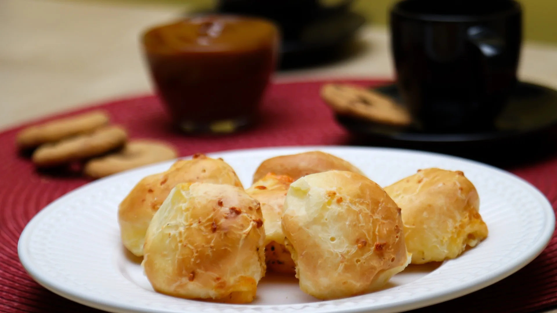 ¡Estos buñuelos de yuca quedan dorados por fuera y suaves por dentro! Aprende a prepararlo