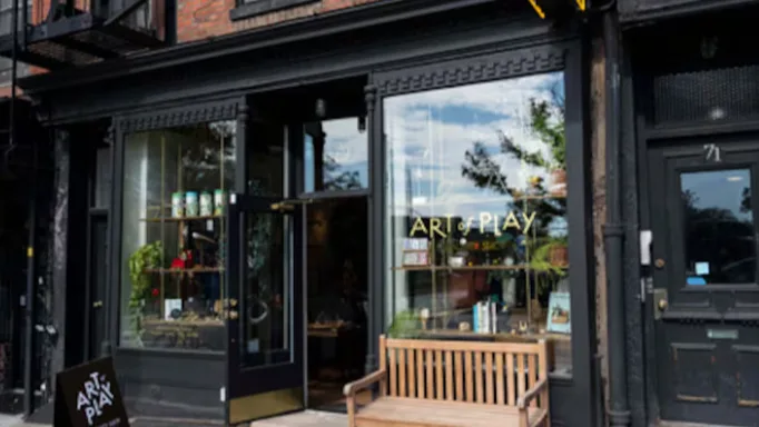 Kelly Clarkson desata polémica tras acusar a una tienda de Brooklyn de tratarla