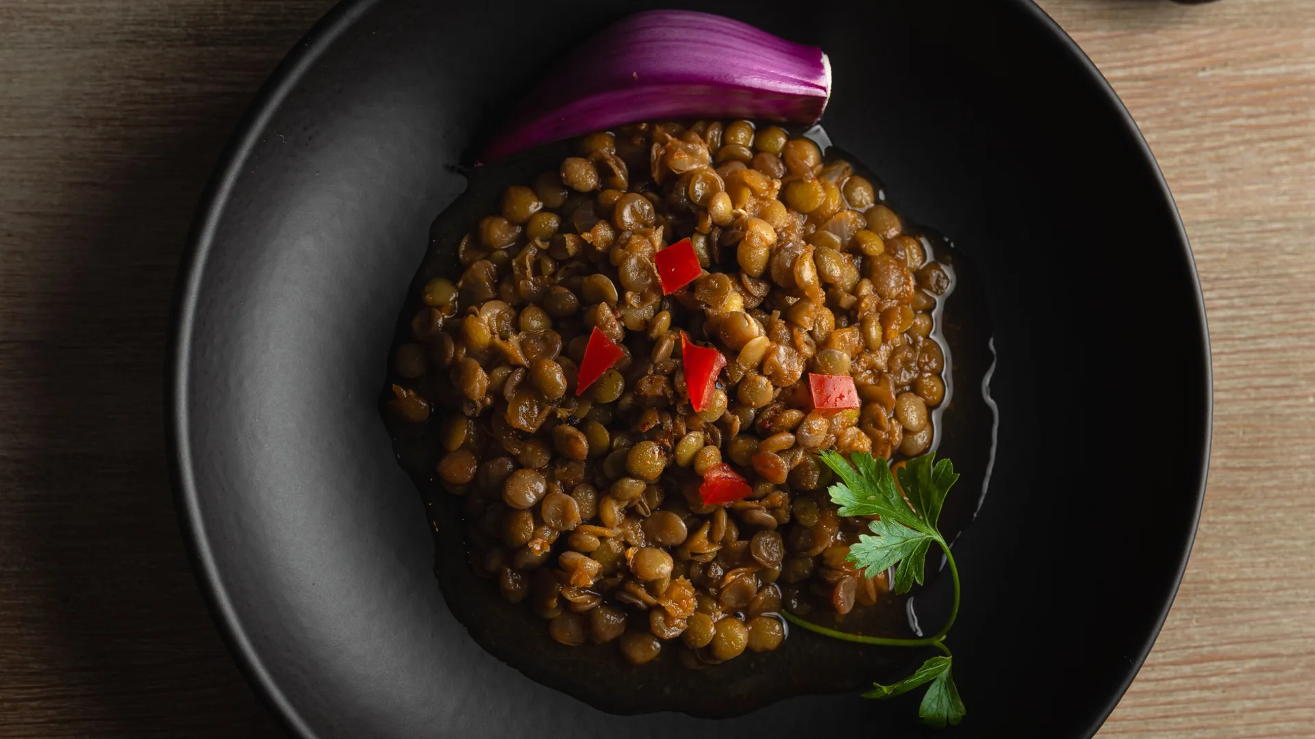 ¡Estas lentejas guisadas quedan espesas y llenas de sabor.