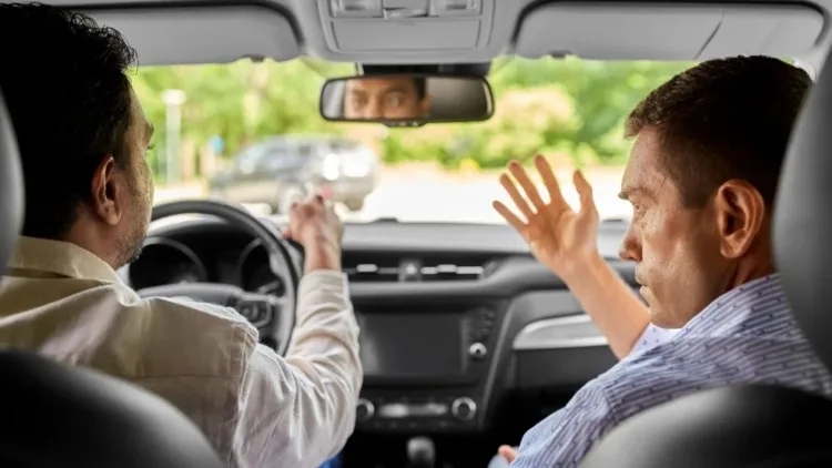 Conductor de un vehículo arremete contra una trabajadora vial tras omitir un alto