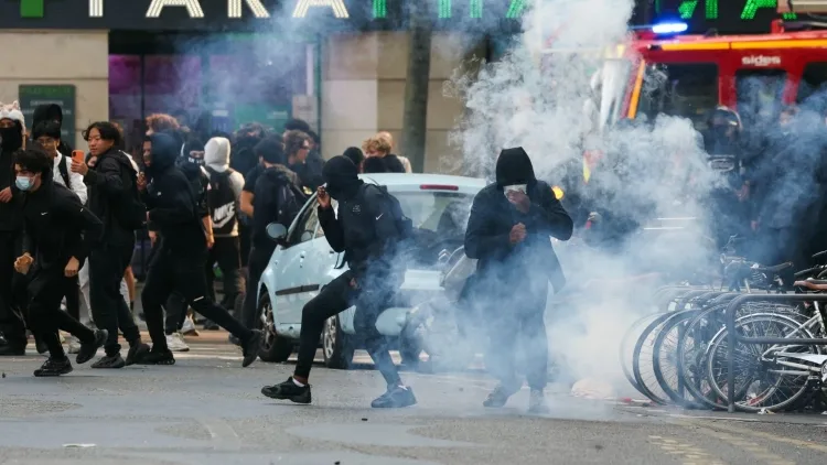 Un alcalde se interpone entre agentes antidisturbios y manifestantes durante una marcha