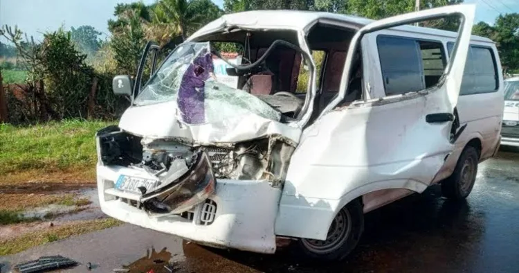 Cuatro muertos y siete heridos deja un trágico choque frontal entre un furgón y una van