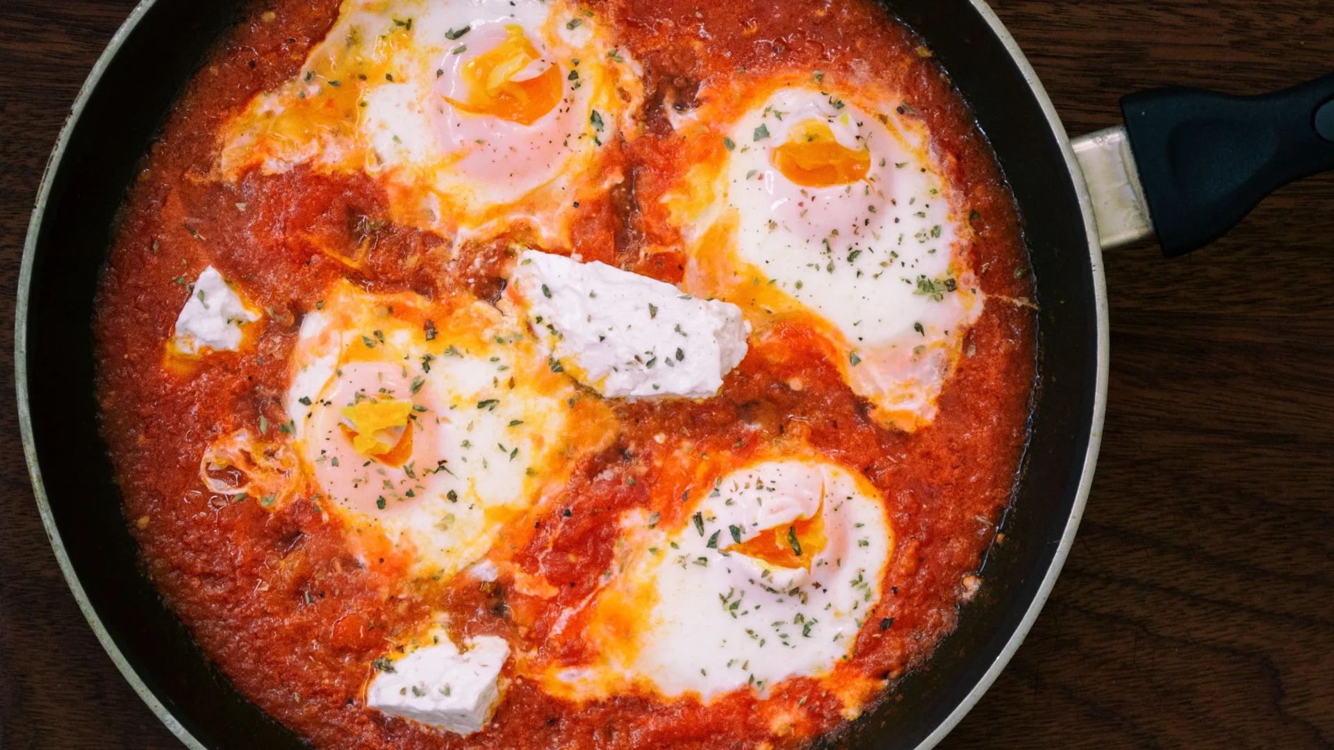 Shakshuka: la receta de huevos en salsa de tomate que conquista cualquier desayuno