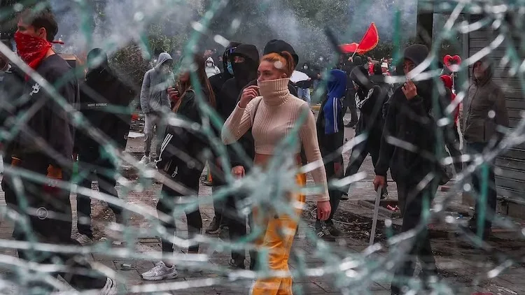 Las protestas en Albania dejan 71 policías heridos y al menos 71 detenidos