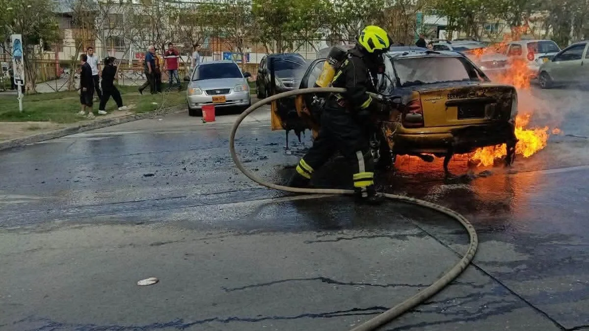 Taxi quedó destruido por incendio en el barrio Chambú, en Pasto