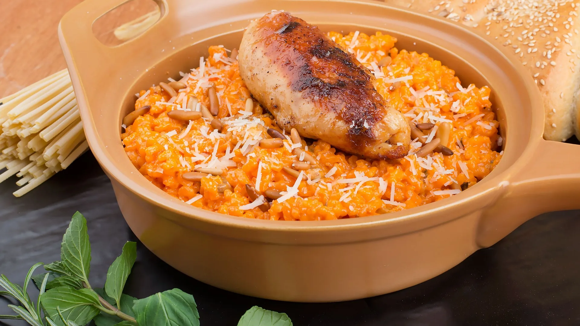 ¡Este arroz al horno con chorizo y queso queda gratinado y lleno de sabor!