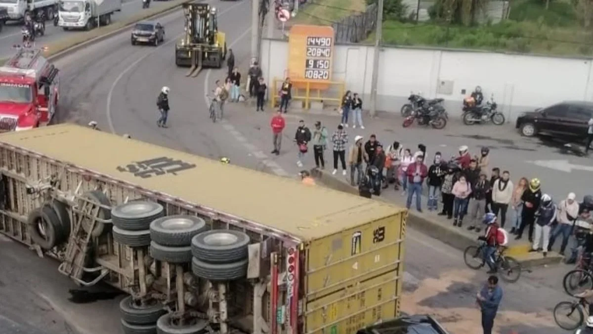 Volcamiento  de  camión  doble  troque  provocó  fuerte  trancón  en la calle 13 de Bogotá