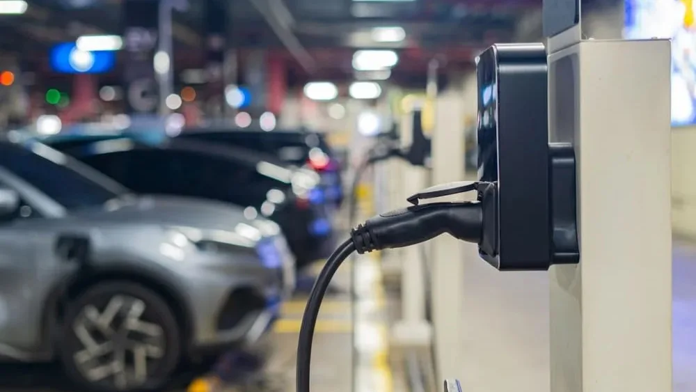 Marcas automotrices expanden la red de carga rápida para autos eléctricos