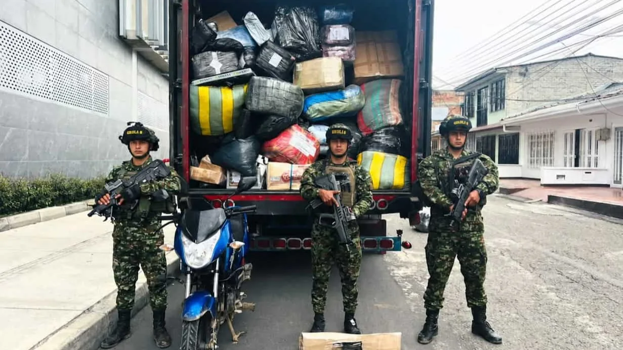 Ejército recuperó camión de encomiendas hurtado en la vía Panamericana en el Cauca