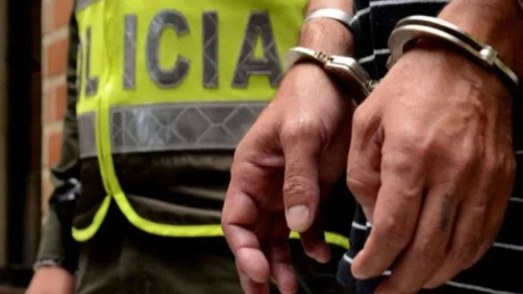 Autoridades capturan a un acusado de agredir a su pareja y decomisan un arma artesanal