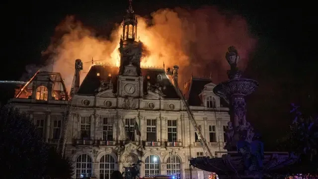 Dos detenidos y en prisión por el incendio del Ayuntamiento de Limoges