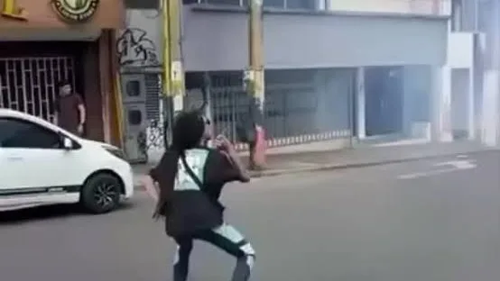 Hombre amenazó con arma blanca a policías en medio de las protestas.