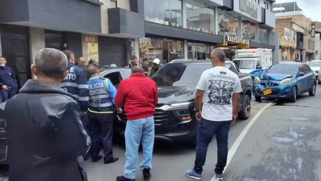 ¡CHOQUE MÚLTIPLE EN PLENO CENTRO! TRES VEHÍCULOS INVOLUCRADOS EN EL CENTRO DE PASTO.