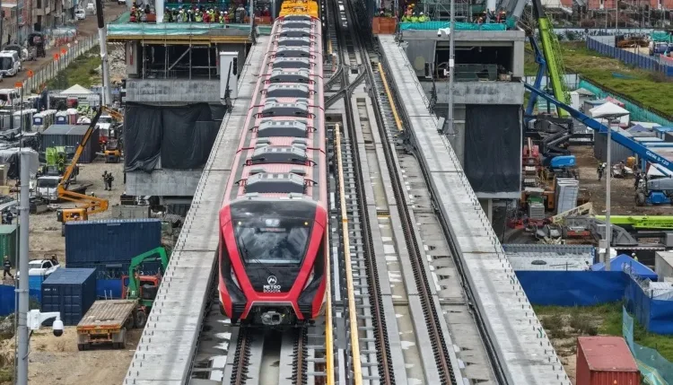 Llega el tren número 19 de la Línea 1 del Metro de Bogotá al patio taller en Bosa