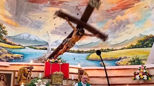 Sacerdote murió mientras celebraba una misa en Ecuador: una cruz de madera cayó sobre él.