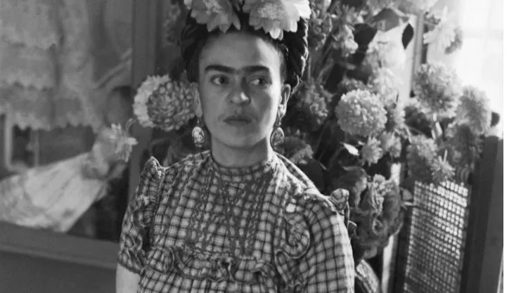 Frida Kahlo inspiró primero con la blusa elegante de cuadros que es tendencia otoño 2026