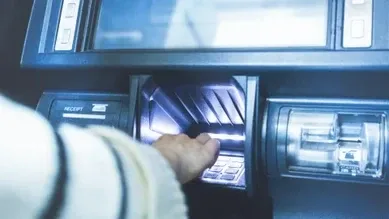 ¡Alerta para quienes retiran dinero! Revelan nueva modalidad de estafa en cajeros.