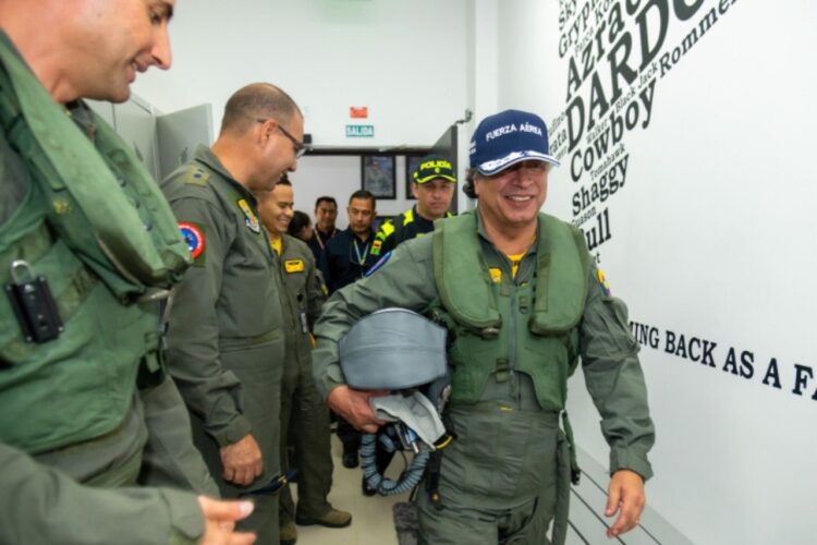 Presidente Petro visitó las instalaciones de la Fuerza Aérea, FAC - Twitter