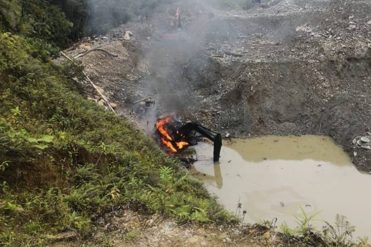 Destruyen maquinaria usada para minería ilegal en Buenaventura