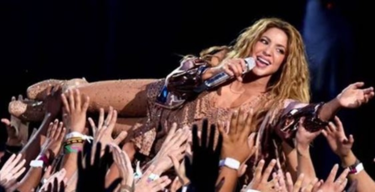 Shakira lanzó El Jefe su nueva canción tras el exitoso show en los VMas 2023.