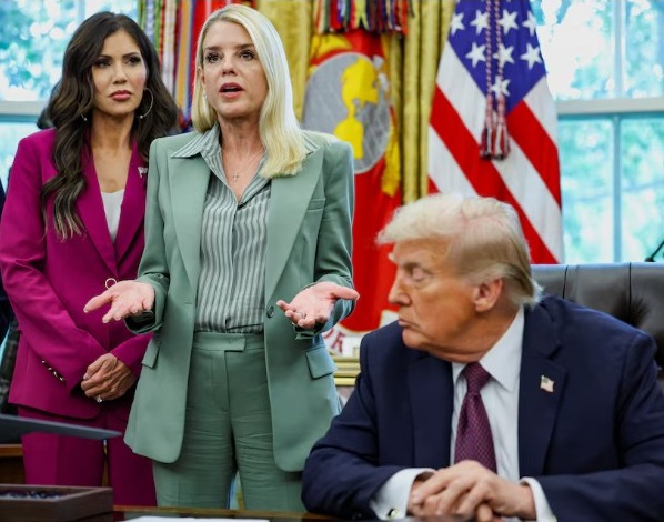 Estados Unidos descertificó a Colombia en la lucha antidrogas, afectando cooperación internacional y generando amplio debate político nacional.