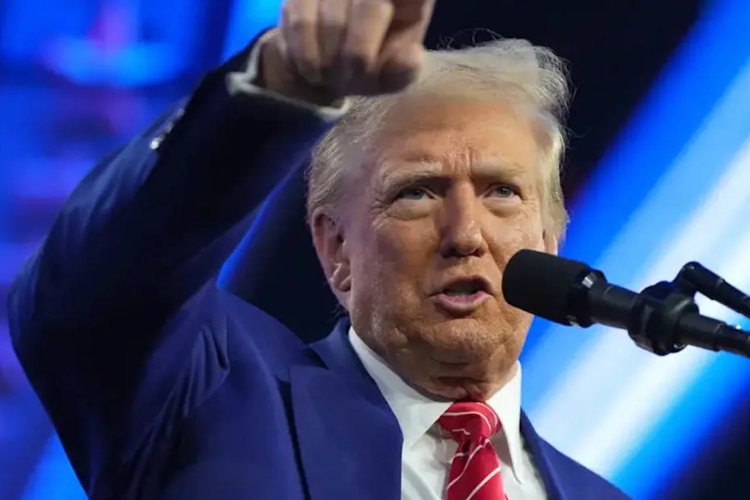 Trump amenaza con quitar licencias a cadenas de TV críticas