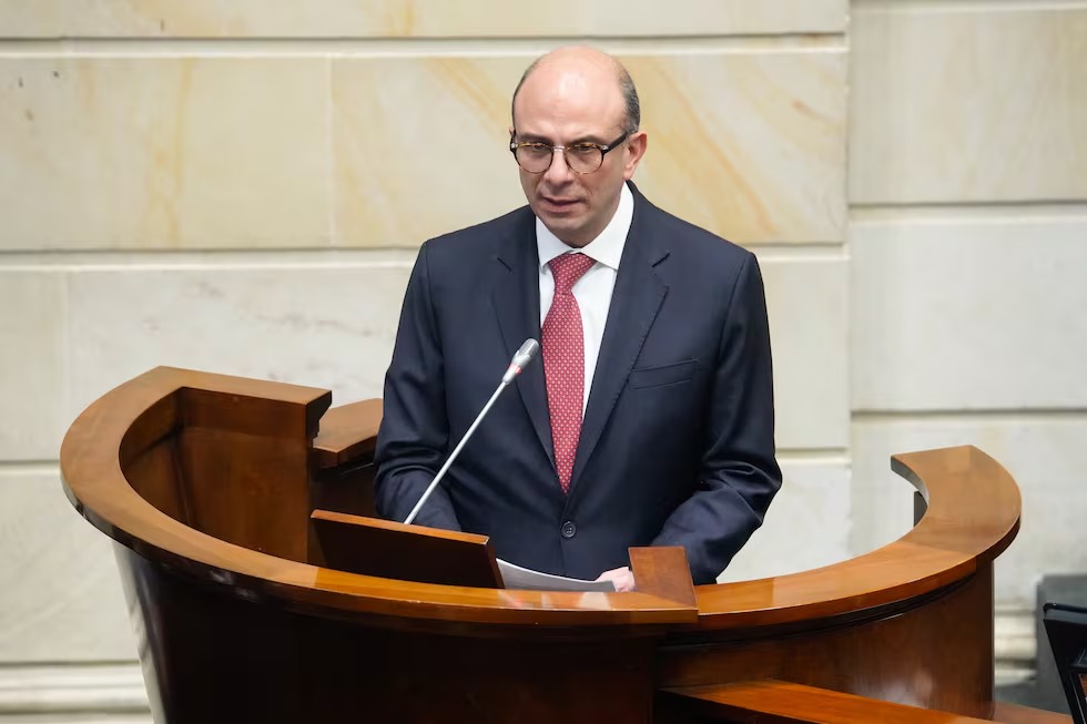 Elección de Carlos Camargo como magistrado de la Corte Constitucional genera revés político a Petro y polariza la justicia.