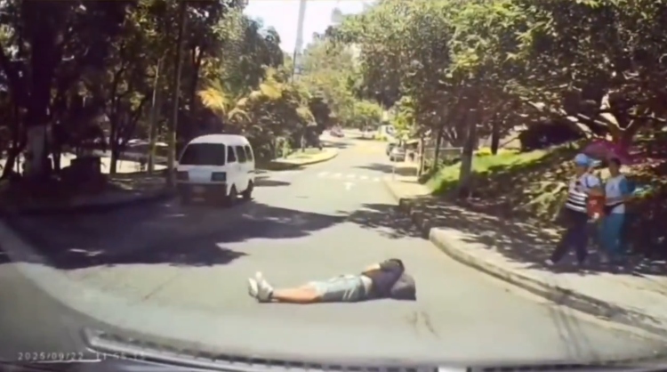 Alerta conductores de Medellín reportan un sujeto que se lanza contra los automotores
