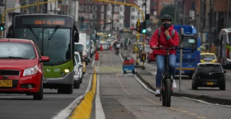 Caos en la Movilidad_ La Carrera Séptima Enfrenta una Jornada de Congestión y Retos