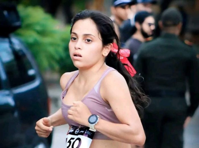 Zunny Rocío Ruiz brilló en la Maratón de Medellín 2025, logrando el cuarto lugar y destacando al Huila en el atletismo nacional.
