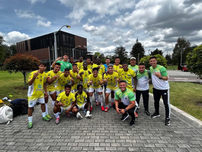 La Selección Huila Sub-23 clasificó a semifinales del Campeonato Nacional Interligas en BogotÔ, destacando con victorias y talento juvenil prometedor.