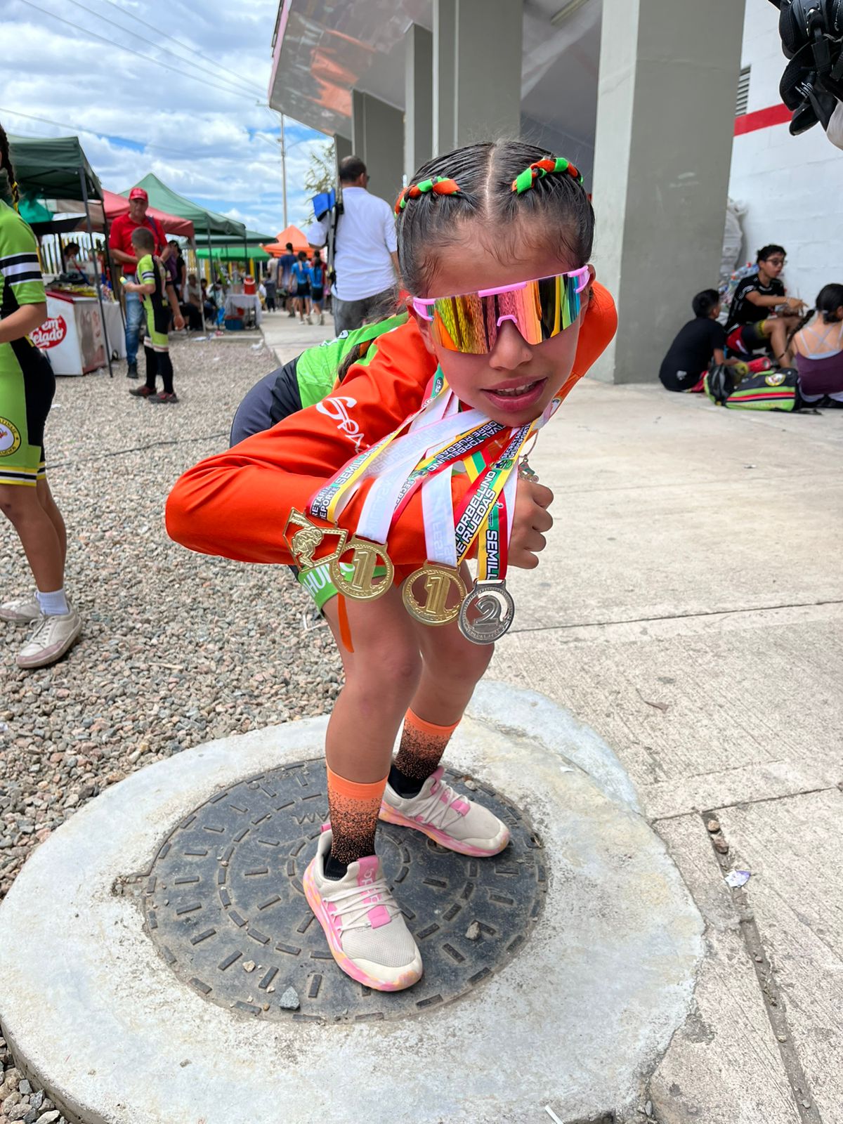 Jóvenes de Pitalito brillaron en el Festival Departamental de Patinaje, ganando 12 medallas y mostrando gran talento regional.