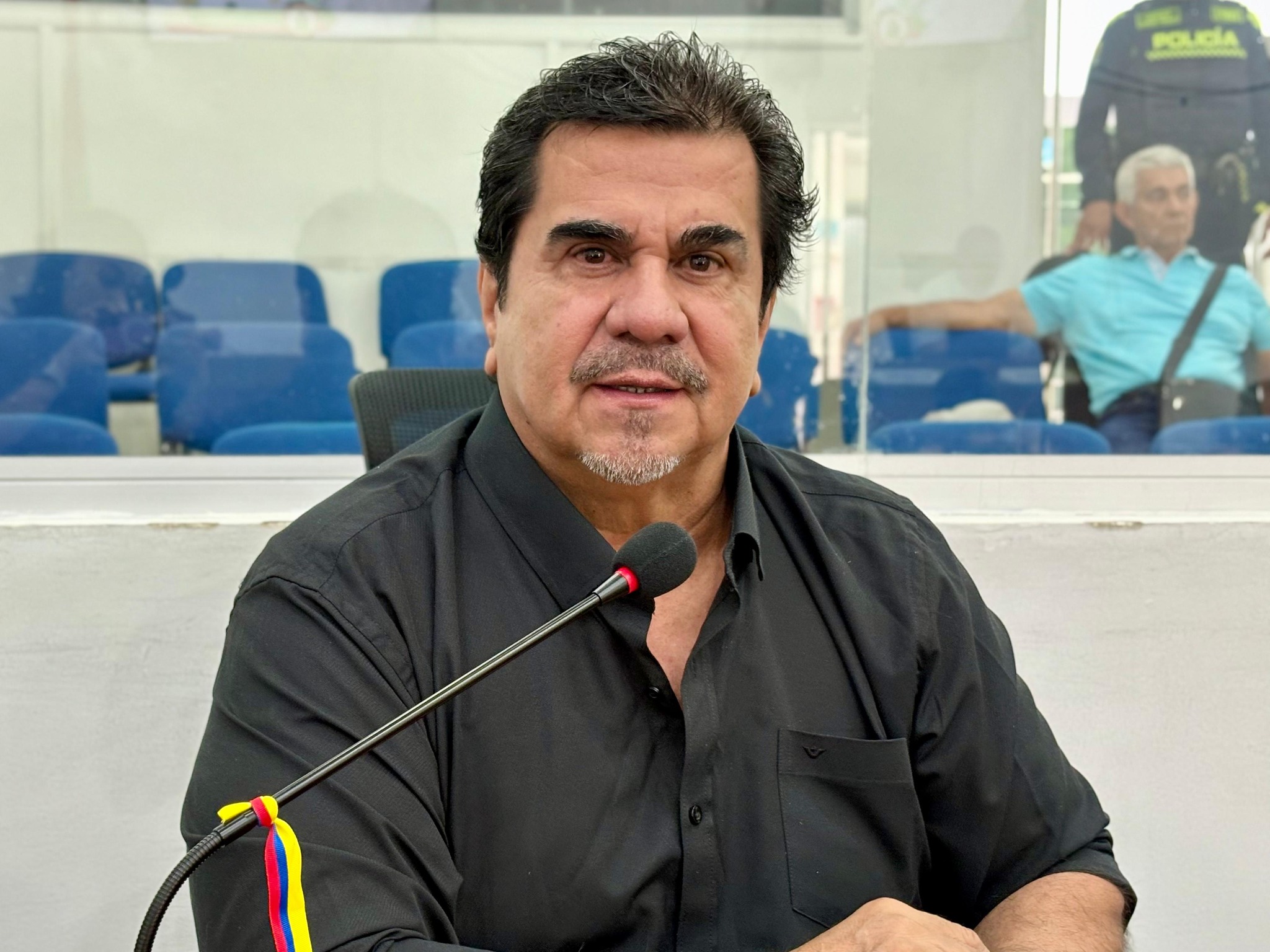 El concejal Roberto Escobar denunció abandono en la institución Jairo Morera Liscano y exigió priorizar recursos educativos sobre proyectos superficiales.