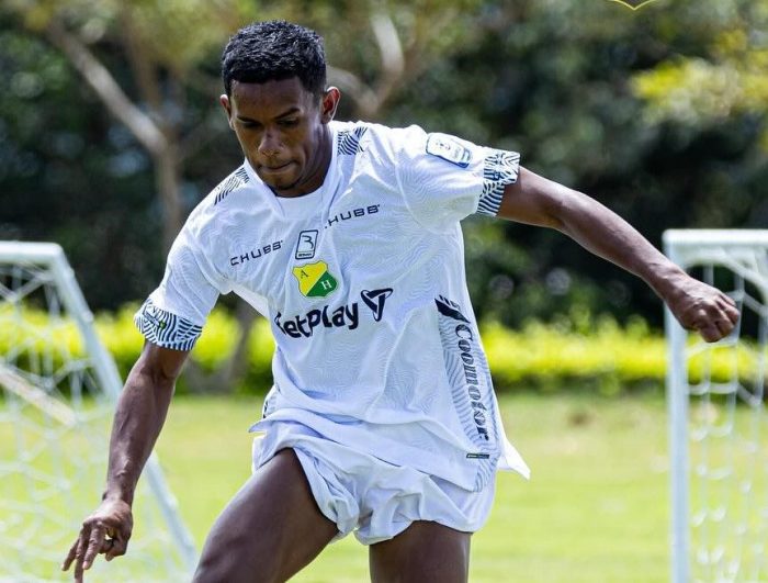 Johan Montes del Atlético Huila asegura que el equipo se prepara con disciplina y confianza para enfrentar a Boca Juniors de Cali.