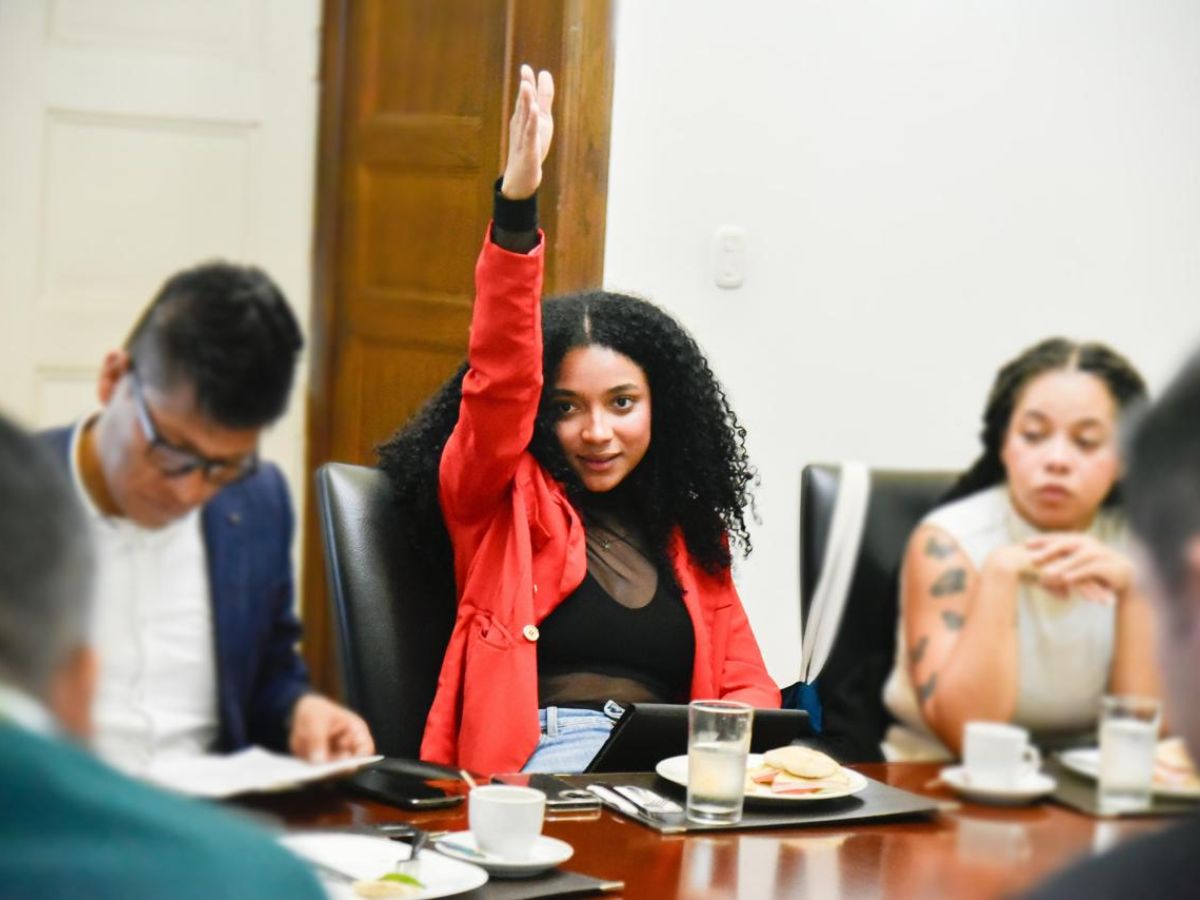 Juliana Guerrero afronta anulación de título e investigaciones penales, generando dudas sobre su designación en el Ministerio de Igualdad.
