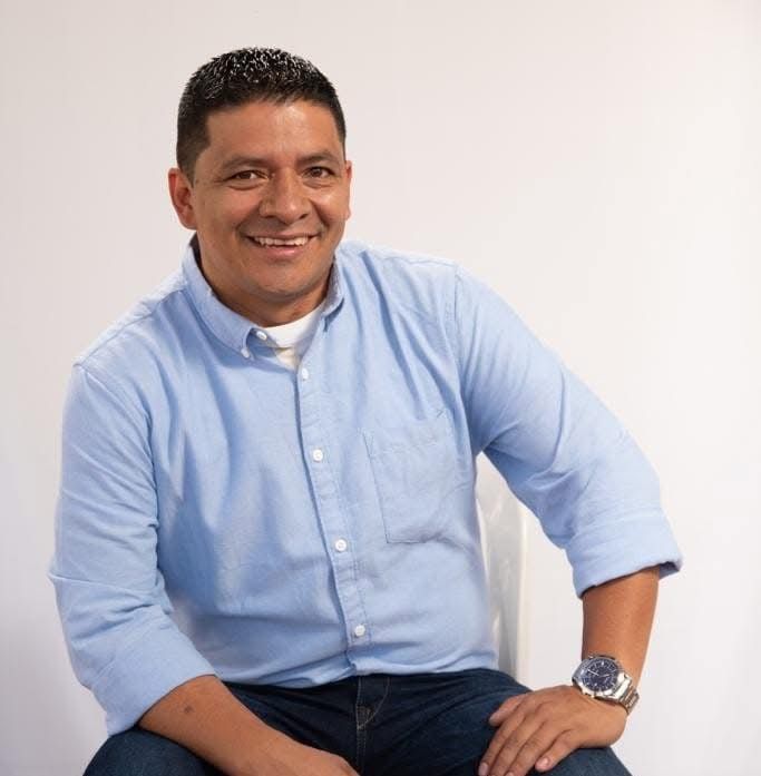 Alberto Macías, funcionario.