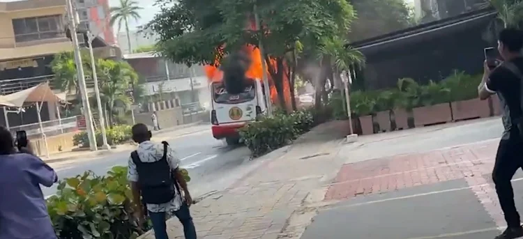 Pánico en el norte_ Bus de Coochofal se incendia en Barranquilla