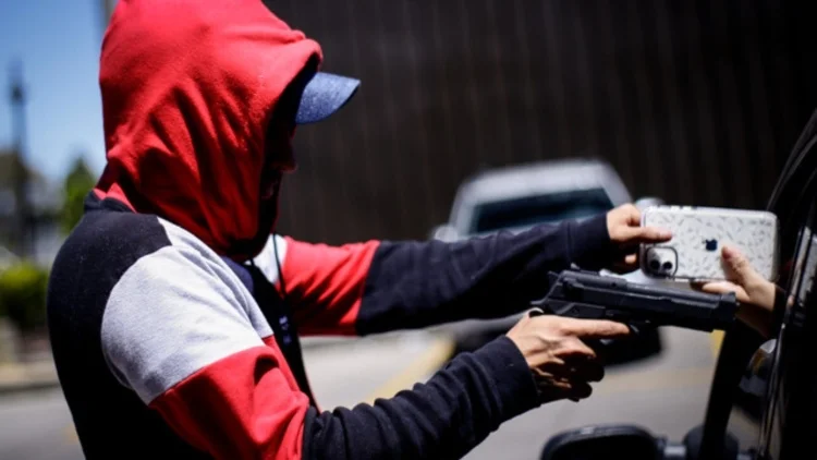 Policía captura a dos hombres por robo de celular en Puente Aranda