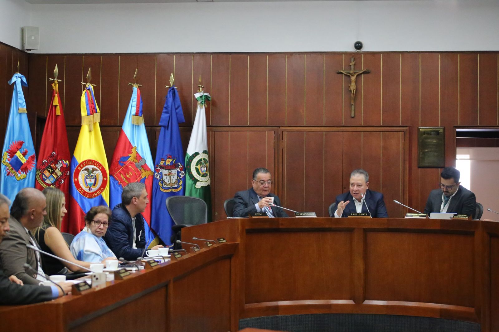 El panorama político colombiano de este 25 de septiembre se encuentra marcado por tensiones crecientes dentro de la coalición de gobierno, reclamos regionales por mayor inversión y nuevas decisiones en materia de políticas públicas. La jornada refleja un ambiente de confrontación que involucra tanto a las instituciones legislativas como a los movimientos políticos afines al presidente Gustavo Petro. Uno de los hechos más relevantes es la instalación en el Senado de una subcomisión para revisar la aplicación de normas internacionales en el sector minero. La iniciativa busca trazar una línea clara entre la minería ilegal y la informal, fortalecer la protección de los territorios y avanzar hacia una regulación más equitativa que respalde a las comunidades afectadas. Al mismo tiempo, el programa Colombia Mayor anunció el inicio del noveno ciclo de pagos, con más de 1,6 millones de beneficiarios en todo el país. Esta medida busca dar un alivio económico a adultos mayores en condiciones de vulnerabilidad, aunque se ha cuestionado si los montos entregados son suficientes para atender las necesidades básicas. Disputas internas Dentro del Pacto Histórico, las diferencias entre Gustavo Bolívar y Daniel Quintero se han intensificado, al punto de que sectores de la coalición barajan la posibilidad de excluir a Quintero de la consulta interna programada para octubre. Esta división amenaza la unidad de un bloque que fue clave en la elección de Petro, pero que ahora enfrenta fracturas ideológicas y estratégicas. A esto se suma la tensión con sectores de la oposición, que han aprovechado las disputas internas para cuestionar la capacidad del gobierno de mantener cohesión y avanzar en proyectos como la reforma tributaria o las medidas de seguridad en zonas conflictivas. Reclamos regionales En paralelo, la senadora Karina Espinosa exigió al gobierno priorizar mayores recursos para el departamento de Sucre dentro del Presupuesto General de la Nación 2026. Su intervención refleja el malestar de varias regiones que se sienten relegadas en la distribución de la inversión pública, especialmente frente a necesidades en infraestructura, salud y educación. El gobierno, por su parte, anunció que orientará parte de sus inversiones hacia el fortalecimiento de la industria nacional en el sector defensa, con la intención de generar empleo y autonomía tecnológica. Estas medidas, sin embargo, no logran aplacar los reclamos regionales ni la tensión dentro del Congreso. En conclusión, el día deja en evidencia un escenario político fragmentado, con retos urgentes para el Ejecutivo en materia de cohesión y gobernabilidad.