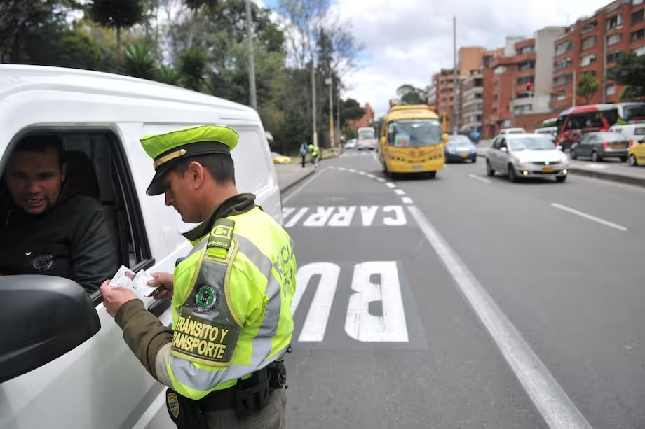El Consejo de Estado suspendió las multas automáticas por falta de SOAT o tecnomecánica, protegiendo derechos de conductores.