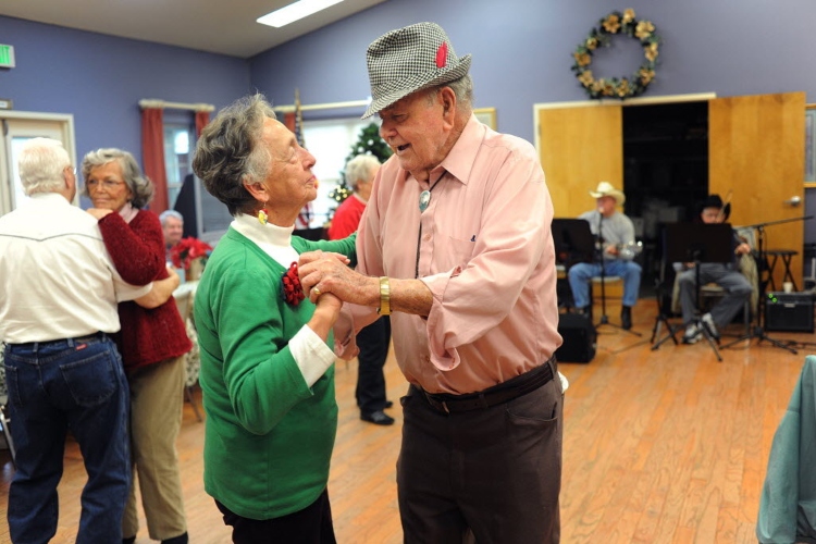 Bailar ayuda a revertir signos del envejecimiento, revelan estudios