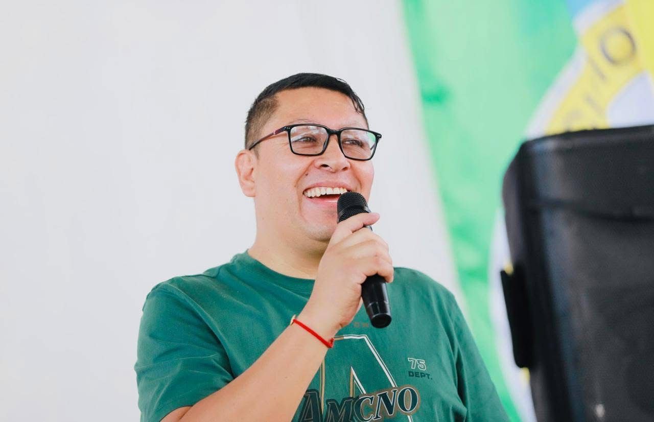 Alex Ramos, parlamentario.