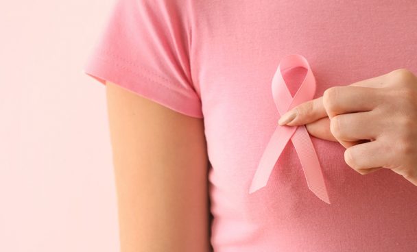 El cáncer de seno en Colombia sigue siendo la principal causa de muerte entre mujeres. Seguros Bolívar promueve el diagnóstico temprano y el autocuidado como estrategias clave.