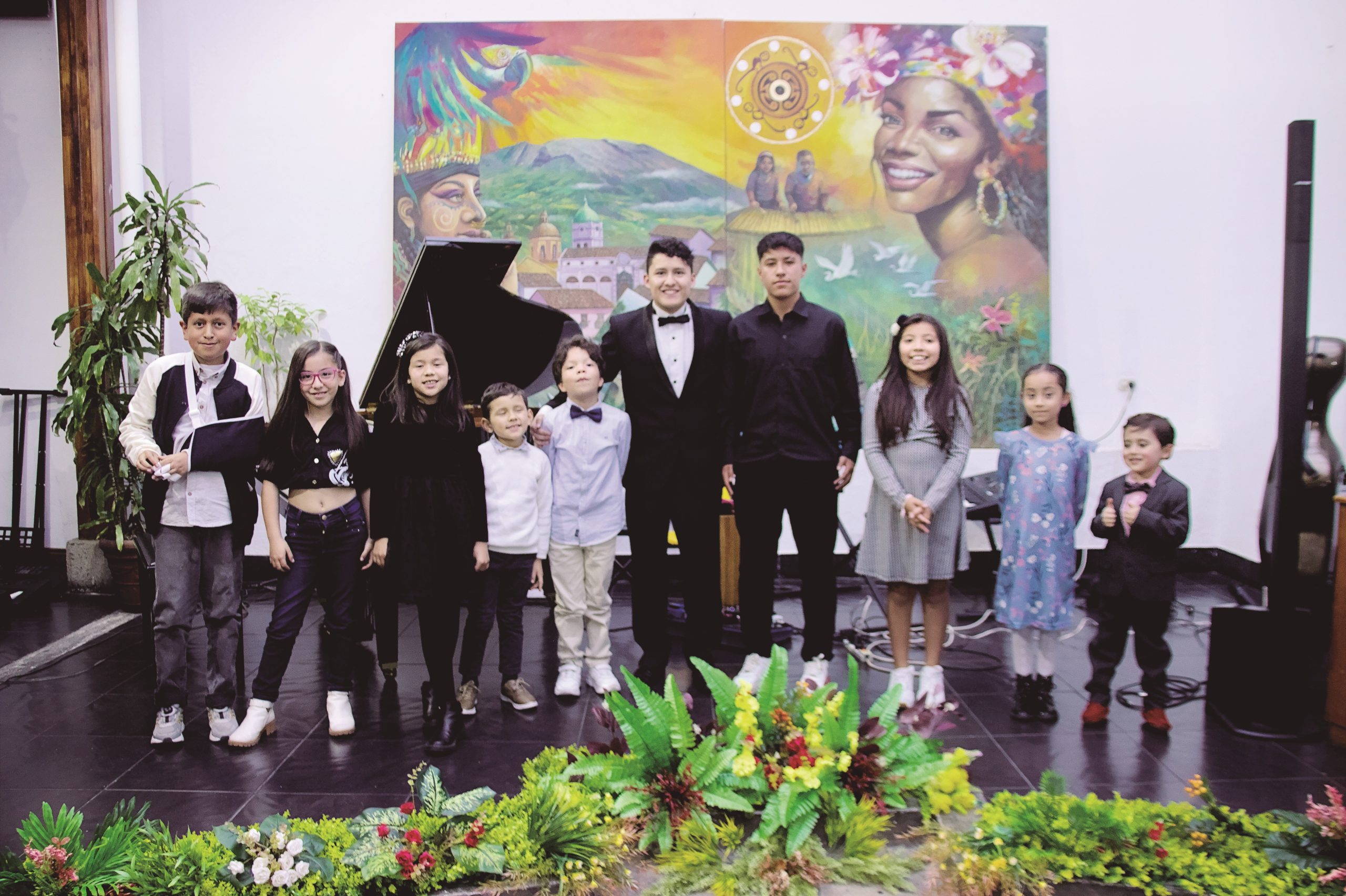 De izquierda a derecha: David Pérez, Leticia Ortiz, María Isabel Suárez, Pablo Andrés Suárez, Juan Portilla, Andrés Rosero, Hugo Alejandro Mena, Mariana Cabrera, Isabel Vallejo y José Javier Rosales, integrantes y colaboradores de la Academia de Música Andrés Rosero.