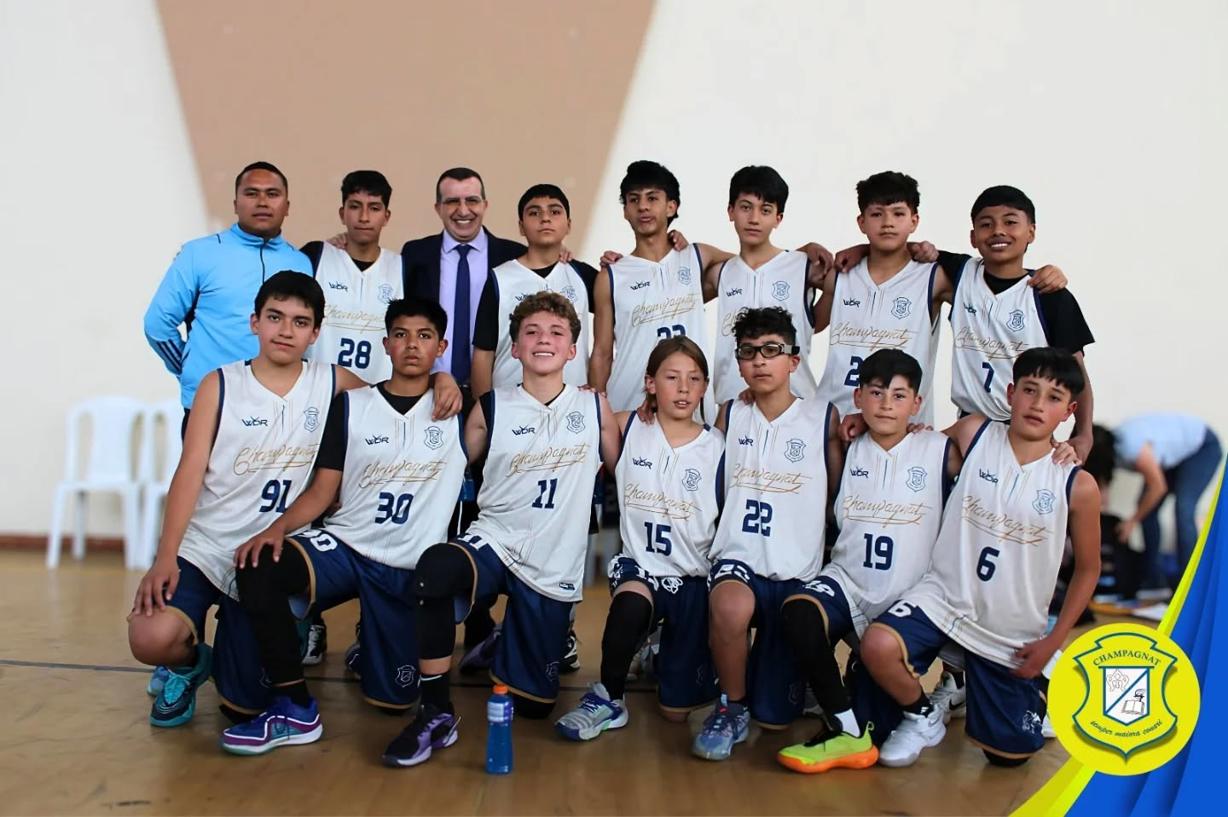 De derecha a izquierda, Asistente Carlos Portilla, Rector hermano Isamr Portilla, José David Galíndez, Alegrando Pinza, Samuel Perafan , Julián Narváez, Samuel Silva, David Guastar, Isaac Vélez, Samuel Salazar, Joel Rosero, Jhonny Silva y Profesor David Díaz.