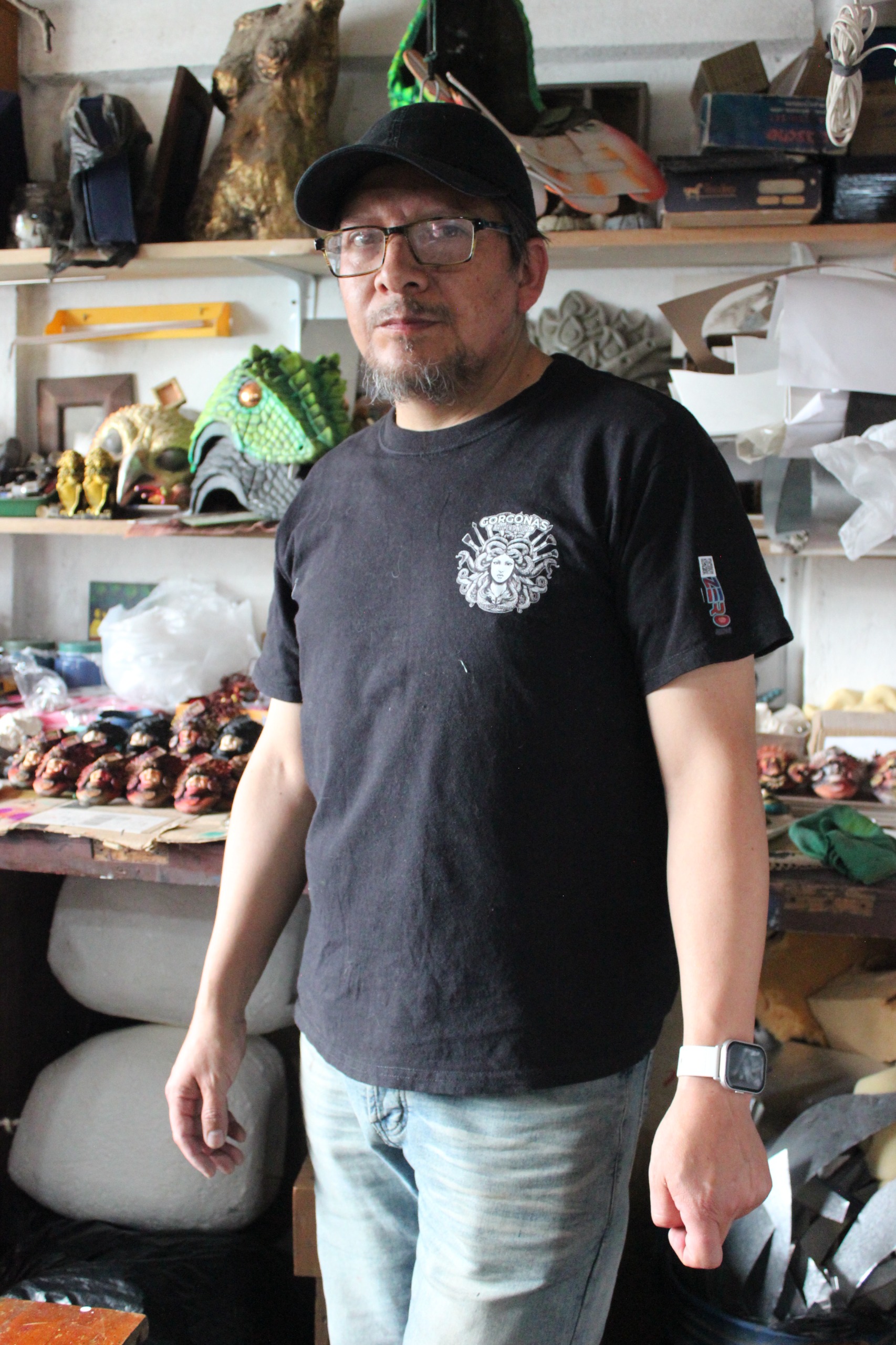 En medio del arte efímero que muchas veces caracteriza al Carnaval de Negros y Blancos, hay una propuesta que busca darle permanencia a la tradición a través de la escultura. Se trata de Prometeo, un proyecto artístico liderado por el maestro Ernesto Nasner, que combina técnica, identidad y belleza en cada pieza que nace de su taller. Prometeo se especializa en la creación de esculturas, modelado, moldes y reproducciones en diversos materiales y acabados. El resultado: accesorios únicos como collares, llaveros y objetos decorativos que llevan consigo el espíritu del Carnaval. Cada pieza es más que un souvenir; es una obra de arte en miniatura que condensa la riqueza visual del Carnaval. Nasner se ha encargado de que los colores vivos, los diseños originales y los símbolos culturales sean el sello inconfundible de la marca. “De manos que esculpen a formas que perduran” no es solo su eslogan, es la filosofía que guía cada creación. En sus obras se refleja una escultura que desafía, transforma y enciende, dando vida a una tradición que merece ser recordada todo el año, no solo en enero. Prometeo no solo crea piezas, construye memoria cultural en tres dimensiones. Puedes seguir su trabajo y adquirir sus obras en Instagram: @PrometeoEscultura