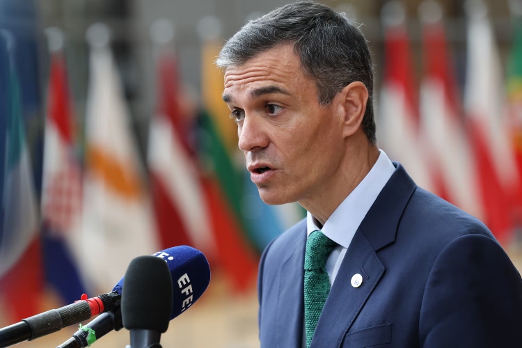 Detenidos dos jóvenes hackers por filtrar datos personales del presidente Pedro Sánchez