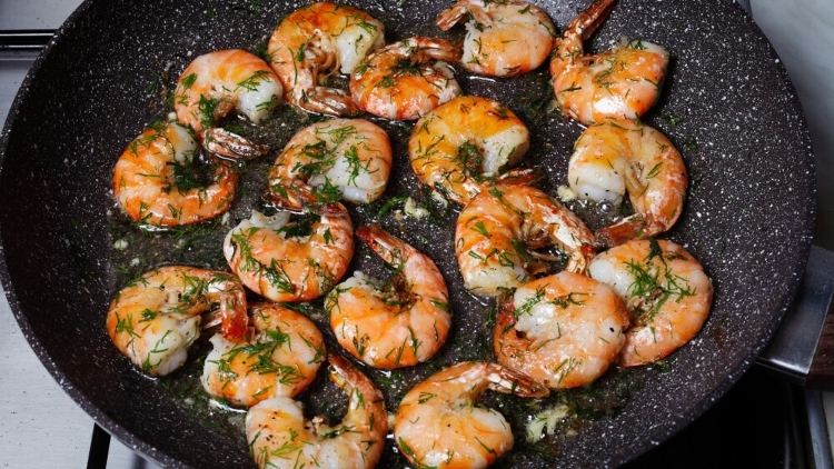 ¿Cuánto tiempo cocinar los camarones para que queden perfectos y no chicludos?