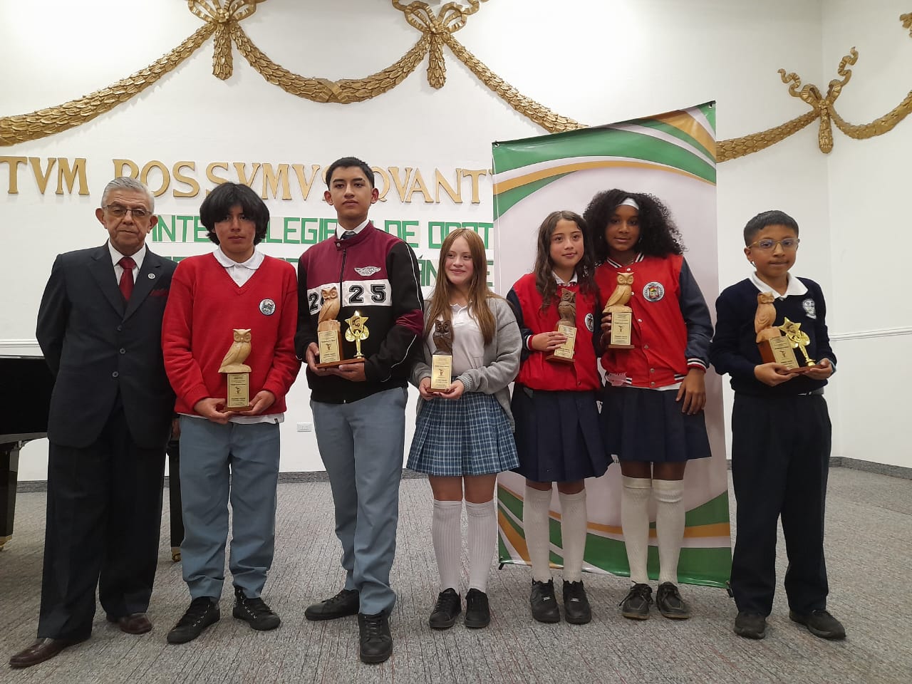 Izquierda a Derecha: José Gabriel Castro, CCP, Segundo Puesto; Luis Andrés Chamorro, CCP, Primer Puesto; Hellen Geraldine Jiménez, Marco Fidel Suárez, Tercer Puesto; Deiberlyn Saray Urbano, Aurelio Arturo; Samara Marcillo Marroquín; Aurelio Arturo; Javier Alejandro Jativa, Francisco José de Caldas, Primer Puesto;