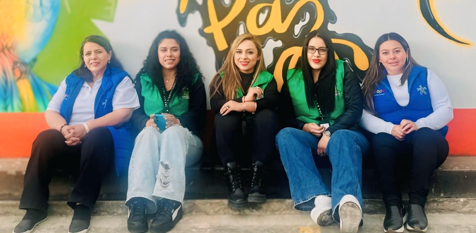 De izquierda a derecha: Gladis Andrade Rodríguez, Profesional Administrativo del SENA; Karina Pabón, socióloga de la estrategia EMPI; Luisa López, trabajadora social de EMPI; Vanessa Coral, psicóloga de EMPI, y Nuri Melo, apoyo técnico del SENA, durante la jornada realizada en el Centro Santo Ángel.